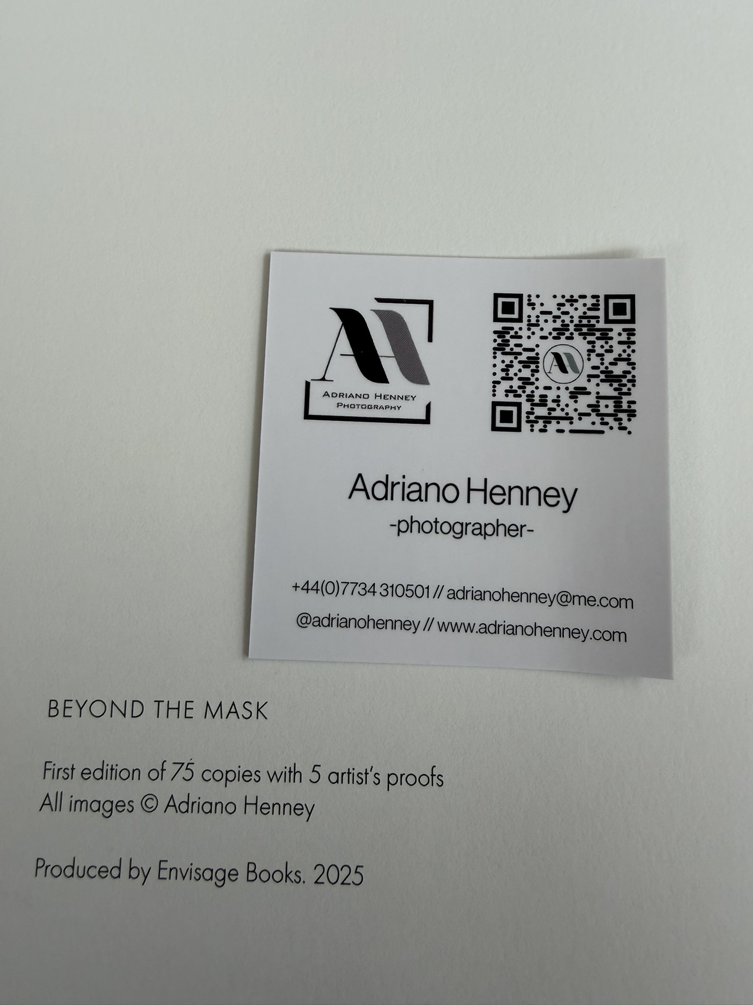 Kolofon og visitkort i Beyond the Mask af Adriano Henney