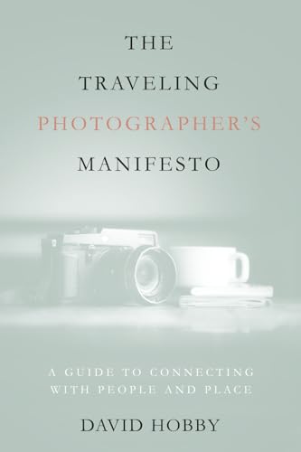 Omslaget til The Traveling Photographer’s Manifesto: A Guide to Connecting with People and Place af David Hobby