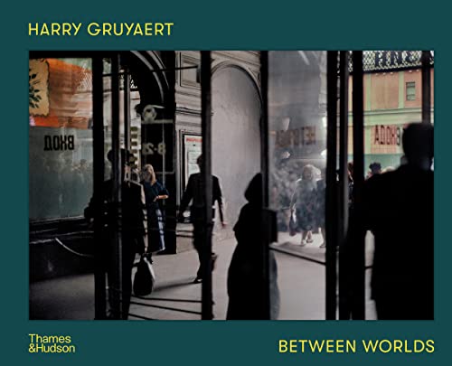 Omslaget til Between Worlds af Harry Gruyaert