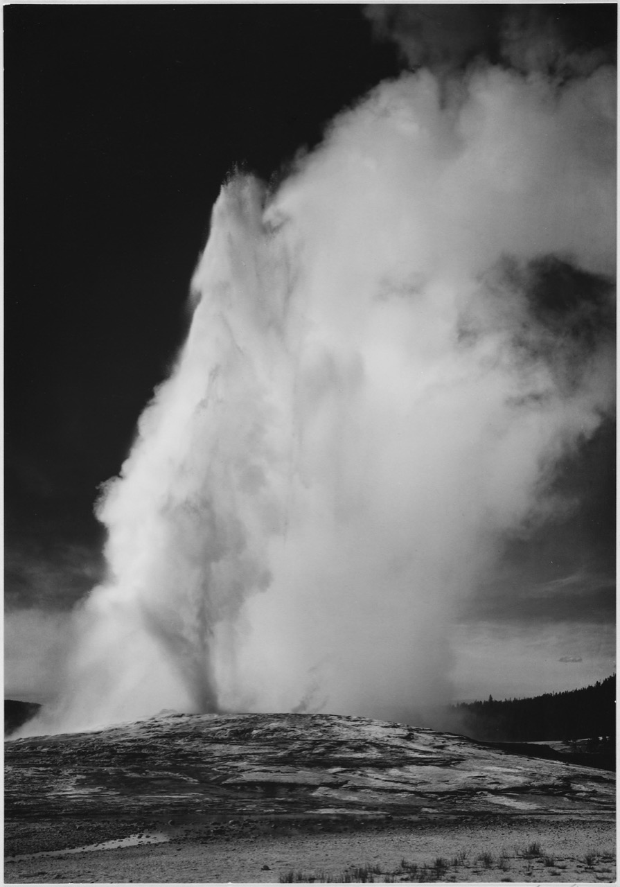 Old Faithful i udbrud mod mørk himmel