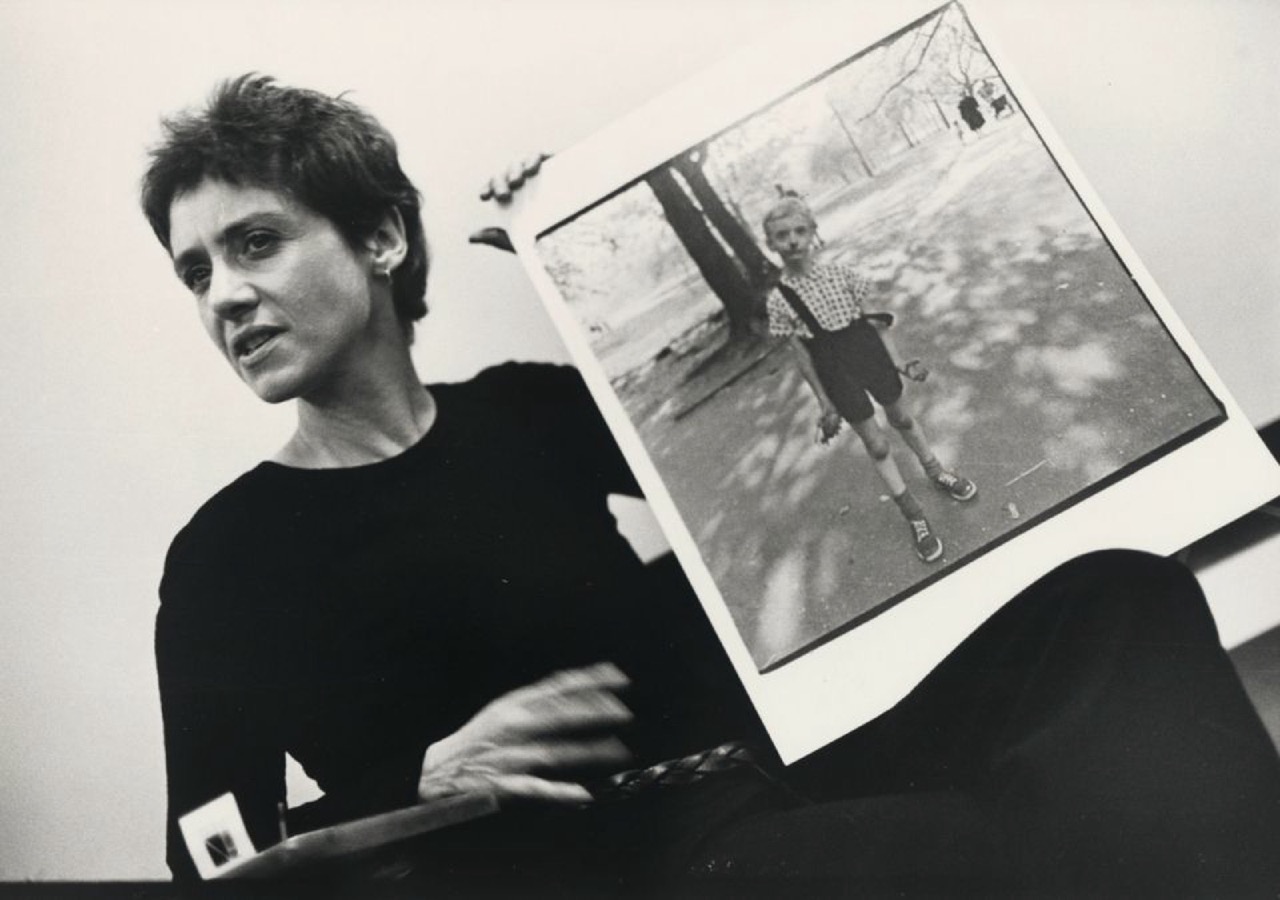 Diane Arbus holder et af sine fotografier