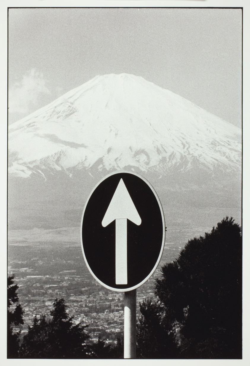 Mount Fuji og et skilt fotograferet af Elliott Erwitt