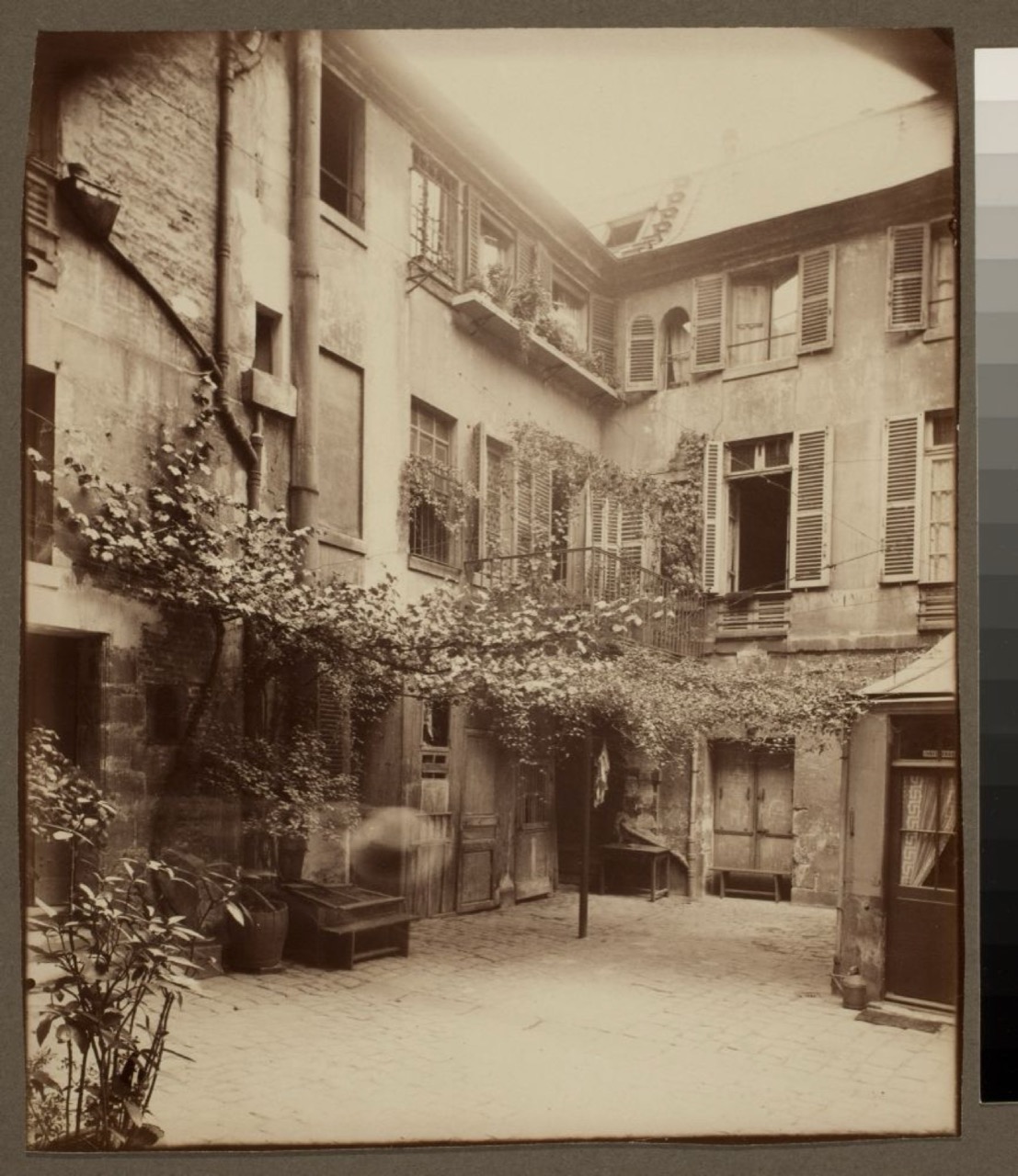 Courtyard Paris af Eugène Atget