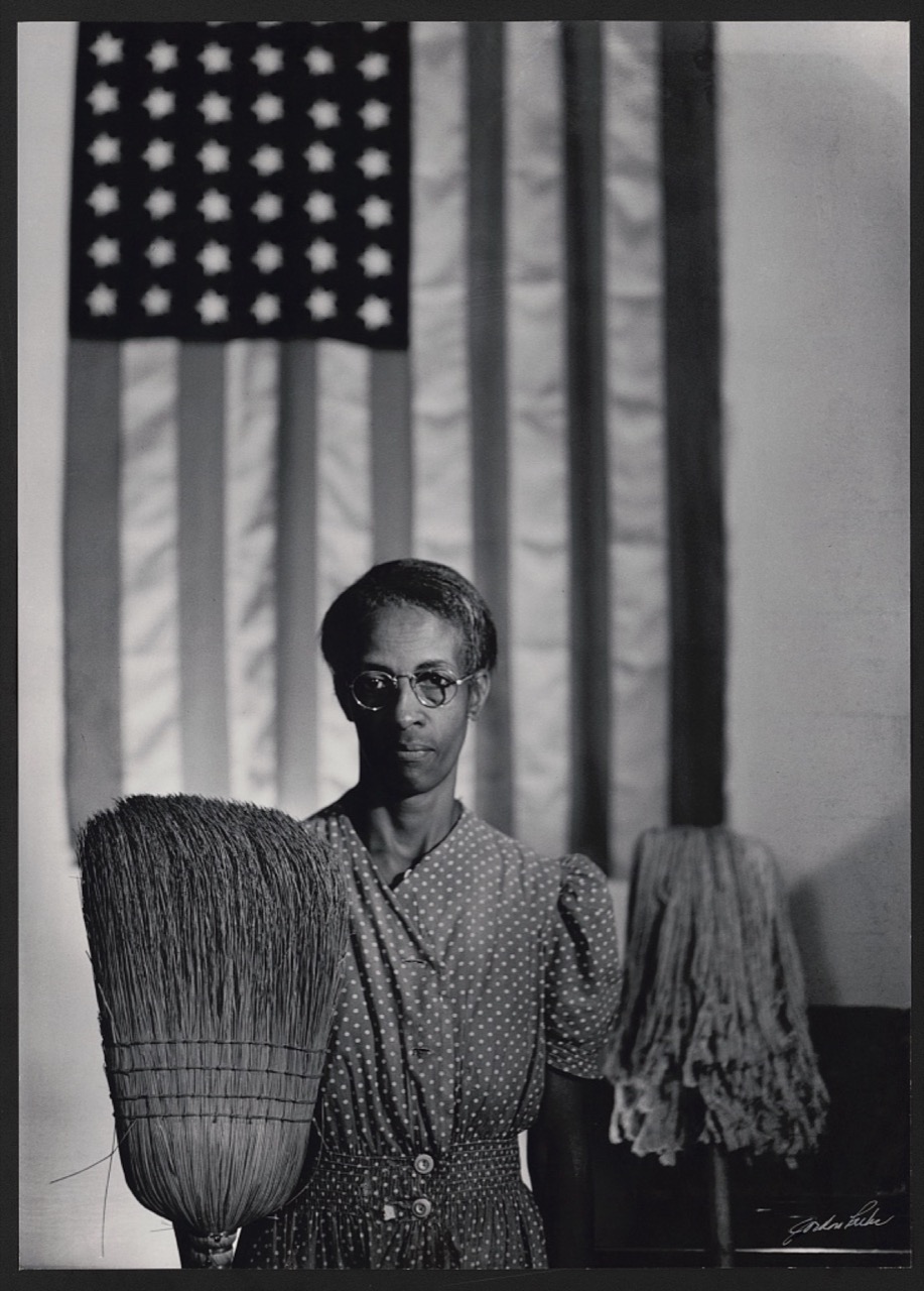 Ella Watson med kost og moppe foran det amerikanske flag i Gordon Parks' American Gothic