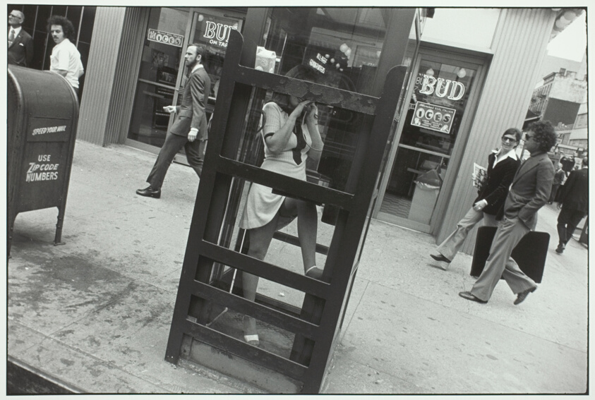 Kvinde i en telefonboks i New York fotograferet af Garry Winogrand