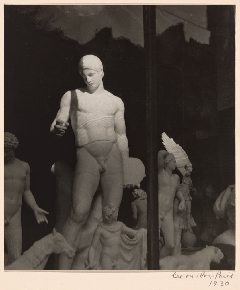 Sculpture in Window i Paris fotograferet af Lee Miller