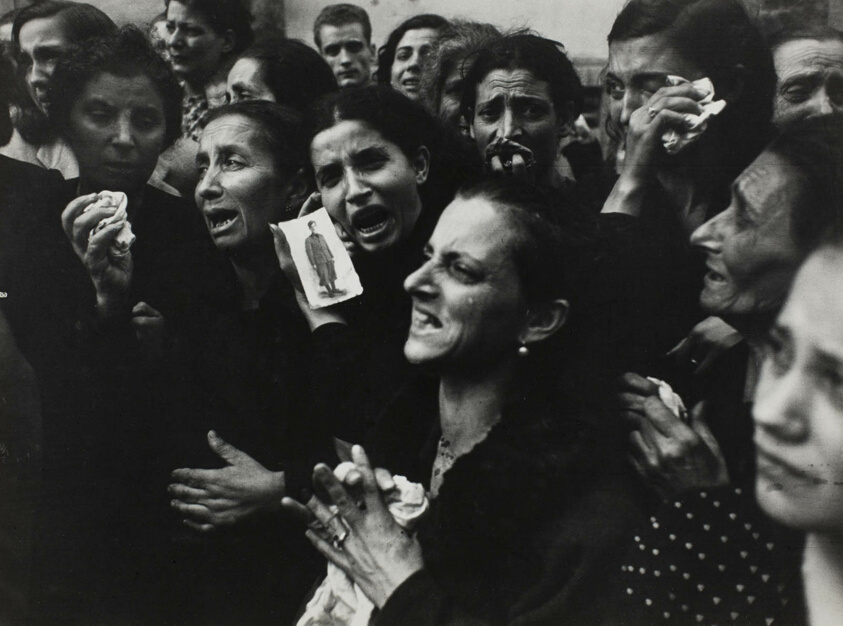 Begravelse for unge partisaner i Napoli fotograferet af Robert Capa