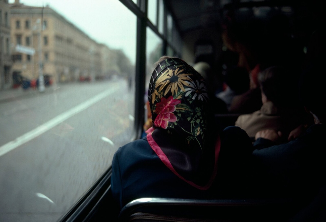 Kvinde med blomstret tørklæde i en bus i Moskva