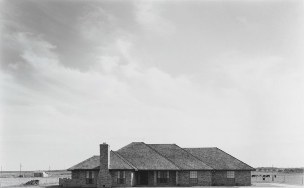 Bebyggelse i et menneskeforandret landskab fotograferet af Robert Adams
