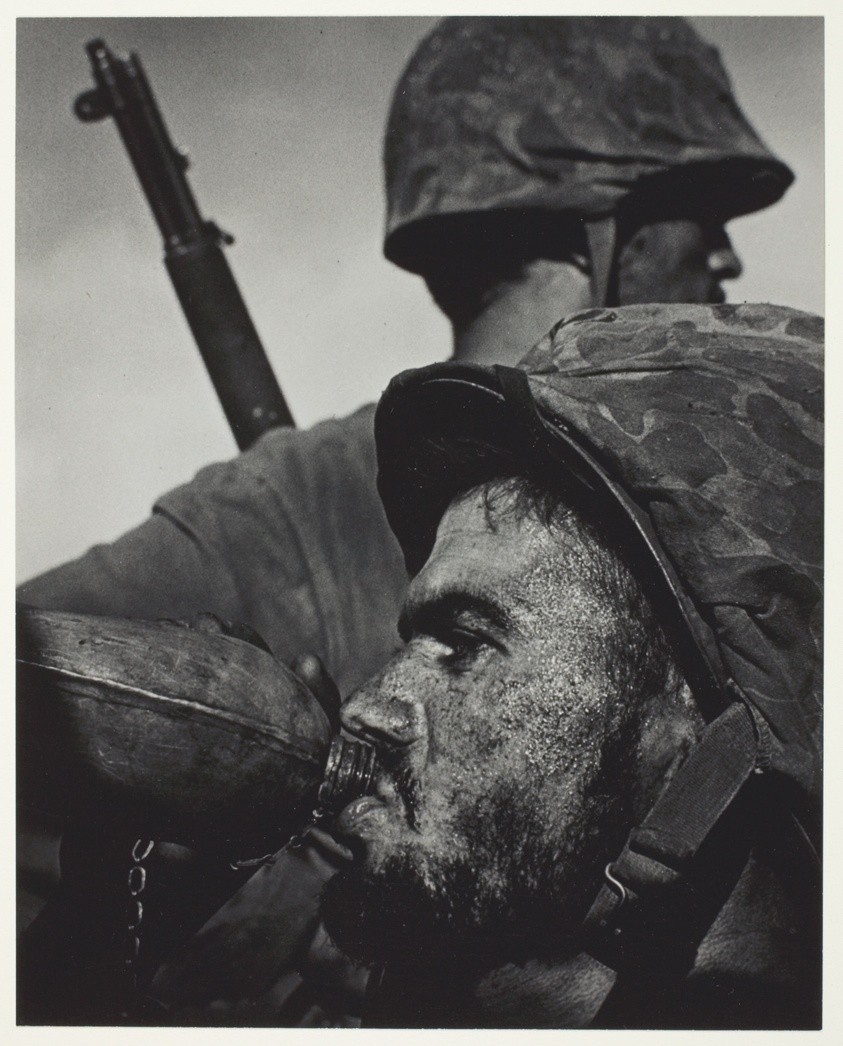 En marineinfanterist drikker under slaget om Saipan fotograferet af W. Eugene Smith